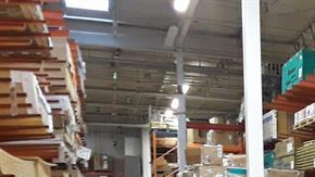 Un hombre dispone unos tablones de madera para proteger su casa ante la llegada del huracán Dorian.