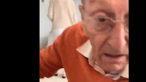 El abuelo dijo estar haciendo el mejor trabajo del mundo.