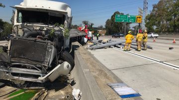 El accidente se presentó en la autopista 405, arteria vehicular del tráfico en el sur de California.