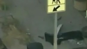 El carro quedó visiblemente destruido.