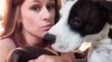 Vecinos vieron cuando Comou puso el cuerpo de Amanda Custer en la maleta del carro.