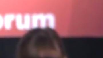 Andrew Yang pidió abrazar a la mujer antes de continuar su intervención.