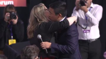Andrew Yang pidió abrazar a la mujer antes de continuar su intervención.