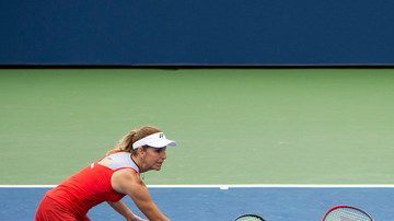 Arantxa Sánchez.Vicario (izq) en el partido de exhibición de leyendas con Martina Navratilova.