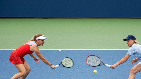 Arantxa Sánchez.Vicario (izq) en el partido de exhibición de leyendas con Martina Navratilova.