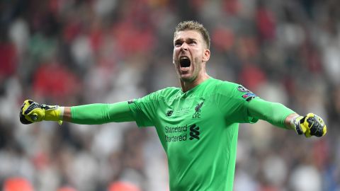 Adrian, el arquero del Liverpool detuvo el último penal y con ello le dio el primer título de la temporada a los Reds.