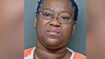 Calandra Johnson, de 42 años, se encuentra en la Cárcel de San Jacinto.