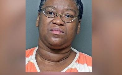 Calandra Johnson, de 42 años, se encuentra en la Cárcel de San Jacinto.