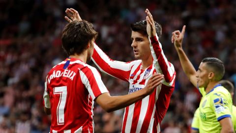 El delantero español del Atlético de Madrid Álvaro Morata celebra con Joao Félix su gol.