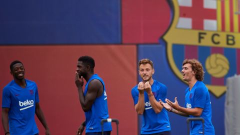 La Directiva del Barcelona necesita hacer caja para enfrentar el fichaje del brasileño Neymar.