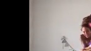 El pequeño Gabriel imitó el acto de su madre.