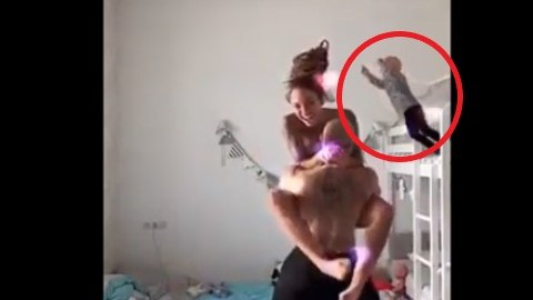El pequeño Gabriel imitó el acto de su madre.