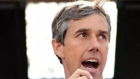 Superholly (derecha) compartió la imagen publicada por Beto O'Rourke.