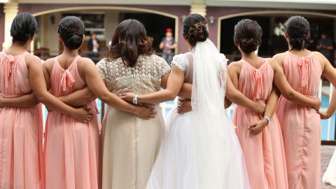 La novia no quería que su amiga arruinara las fotos por su aspecto.