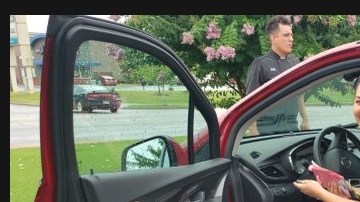 María Elena Barragán con el auto que recibió "de propina".