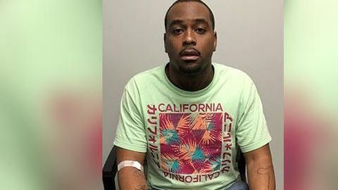 La policía ha reportado que el sospechoso, Seron Moore, de 27 años, pudo haberse fugado al estado de California.