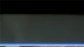 El hombre caminaba peligrosamente cerca de los automóviles.