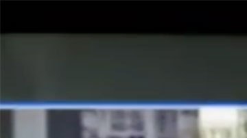 El hombre caminaba peligrosamente cerca de los automóviles.