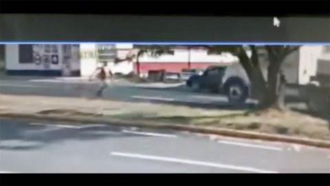 El hombre caminaba peligrosamente cerca de los automóviles.