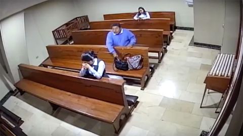 Al ladrón no le importó estar en un templo religioso para realizar su fechoría.