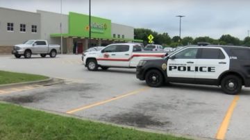 Un hombre armado de un rifle fue detenido en un Walmart en Missouri.