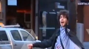 El agresor de 21 años fue detenido por civiles.