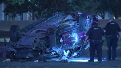 Tres personas murieron en violento accidente en el Southwest Freeway.