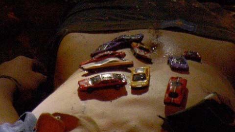 Los carritos de juguetes correspondería al número de autos que los jóvenes habrían robado.