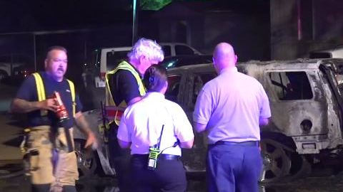 El Departamento de Bomberos y la policía investigan la causa del incendio.