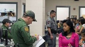 ICE argumenta que en ocasiones los menores no tienen relación directa con los adultos que les acompañan.