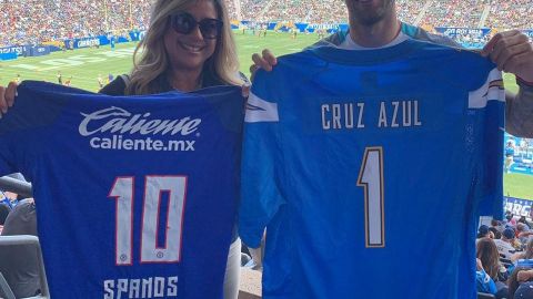 Edgar Méndez intercambió camiseta con la familia Spanos.