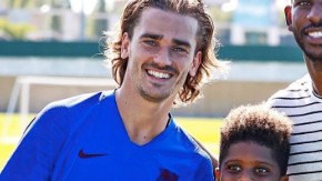 El jugador de la NBA visitó las instalaciones del FC Barcelona y convivió con los jugadores del primer equipo.