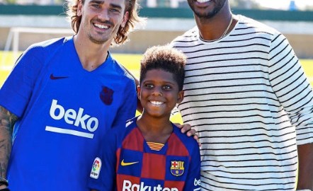 El jugador de la NBA visitó las instalaciones del FC Barcelona y convivió con los jugadores del primer equipo.