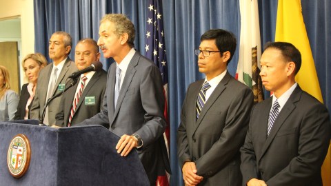 El fiscal Mike Feuer habla en rueda de prensa.