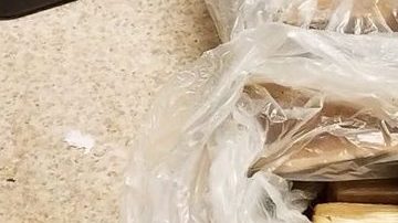 Los trabajadores reportaron el hallazgo de cocaína a la policía.