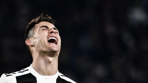 Los hinchas están furiosos e interpusieron una demanda luego que Cristiano se mantuvo en la banca durante un partido en Corea del Sur