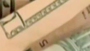 El dinero y el dueño de la lavandería.