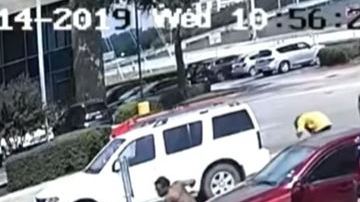 Reaccionó de forma violenta a los comentarios hacia su pareja.