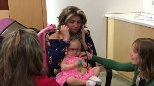 Brook Eaton escucha el latido de su hijo fallecido dentro de Lola Bond, una bebé de 16 meses enferma.