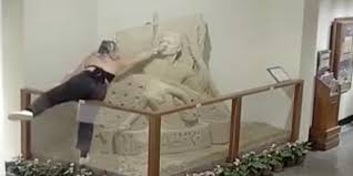 La adolescente destrozó la escultura de arena en cuestión de segundo.