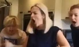 Una madre gasta una broma a sus hijos.