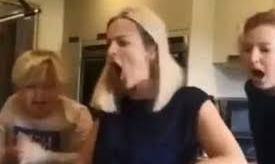 Una madre gasta una broma a sus hijos.