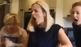 Una madre gasta una broma a sus hijos.