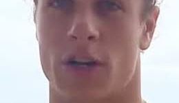 O'Rourke, surfista profesional fue atacado por un tiburón.