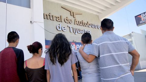 Por ahora la familia, Juan, Yeni y sus tres hijos adolescentes, esperan en Tijuana para pasar a la corte de migración en San Diego. (Manuel Ocaño)