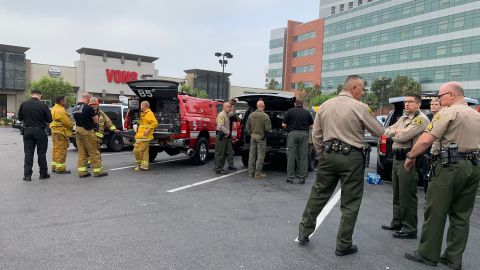 Agentes del LASD y del LAPD se encuentran en el lugar tratando de detener al sospechoso.