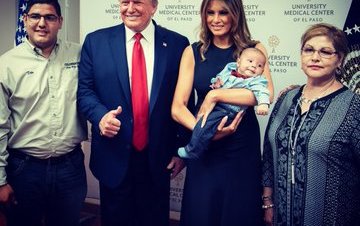 Trump sonriendo y con gesto de triunfo mientras la Primera Dama sostiene al bebé huérfano.