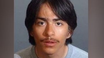 Eddie Alvirez es el sospechoso de disparar a su hermanita de 13 años en su residencia.