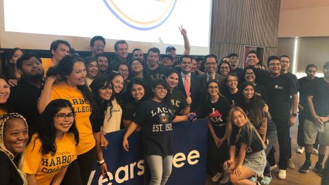 Estudiantes de ELAC se toman la foto con el gobernador Gavin Newsom y el asambleísta Miguel Santiago. (Suministrada).