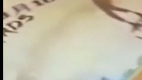 El chico cae desplomado sobre su asiento.